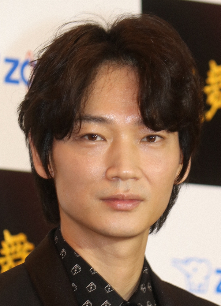 綾野剛「もう無理かも、俳優」と思った時期があったと告白　「記憶があいまい」な当時、救われたのは…