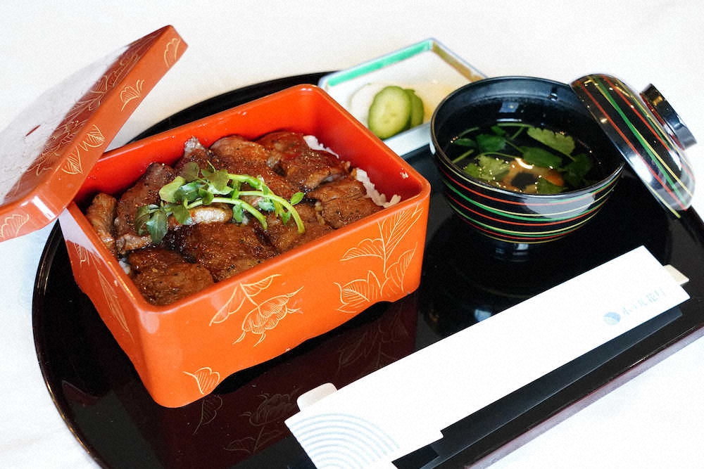 【画像・写真】王将戦第3局1日目昼食　渡辺王将はA5ランク“与一和牛”焼肉重、永瀬王座は特製ビーフカレー