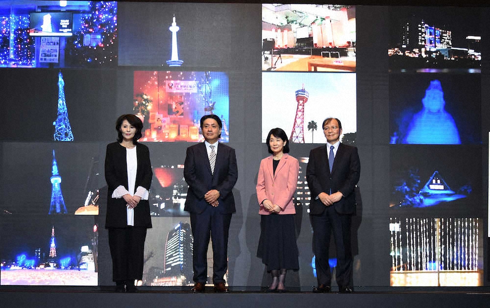 「ワールドキャンサーデー　LIGHT　UP　THE　WORLD点灯式」に参加した吉永小百合（右から2人目）