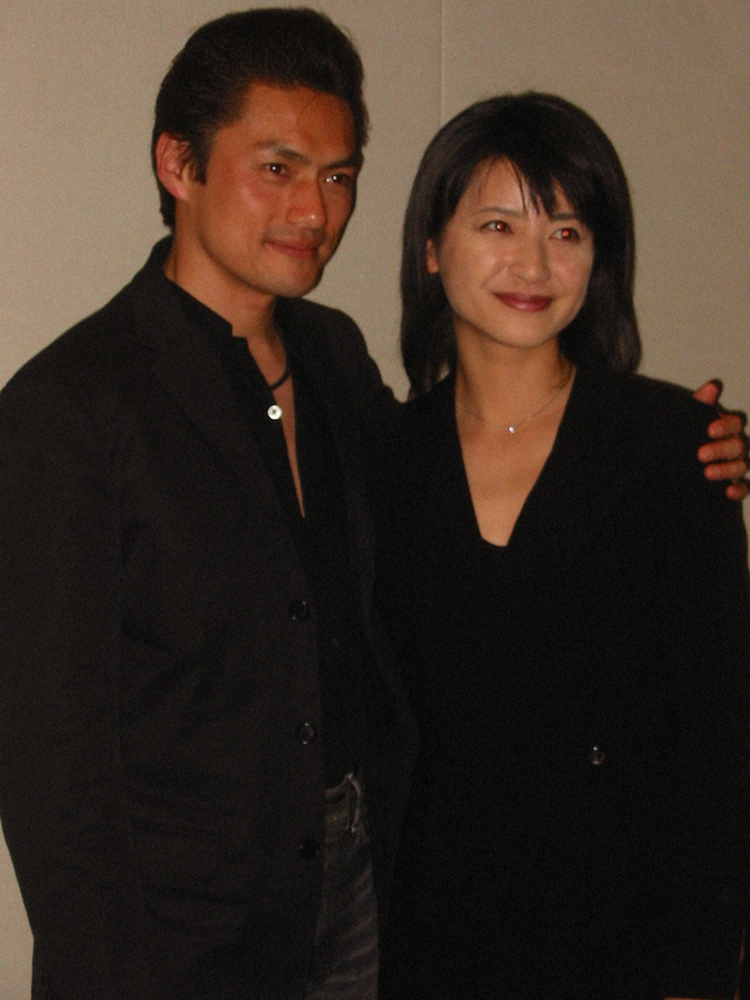 05年、TBS昼ドラ「聞かせてよ愛の言葉を」会見を行った際の俳優・松村雄基（左）と女優・伊藤かずえ
