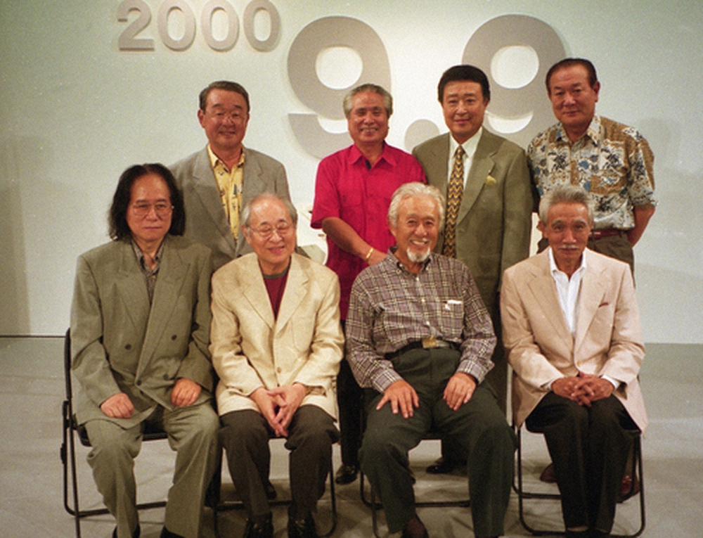 チャリティー・ファッションショーを開いた昭和9年会のメンバー。前列左から3人目が森山周一郎さん（2000年9月撮影）