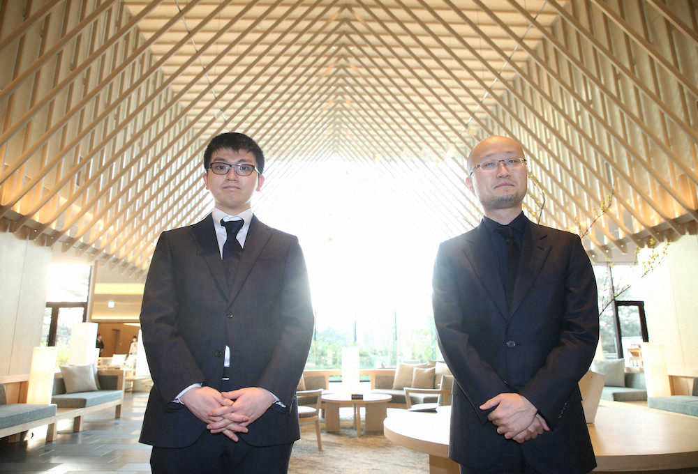 対局場の東京・立川「SORANO　HOTEL」に到着した渡辺王将（右）と永瀬王座