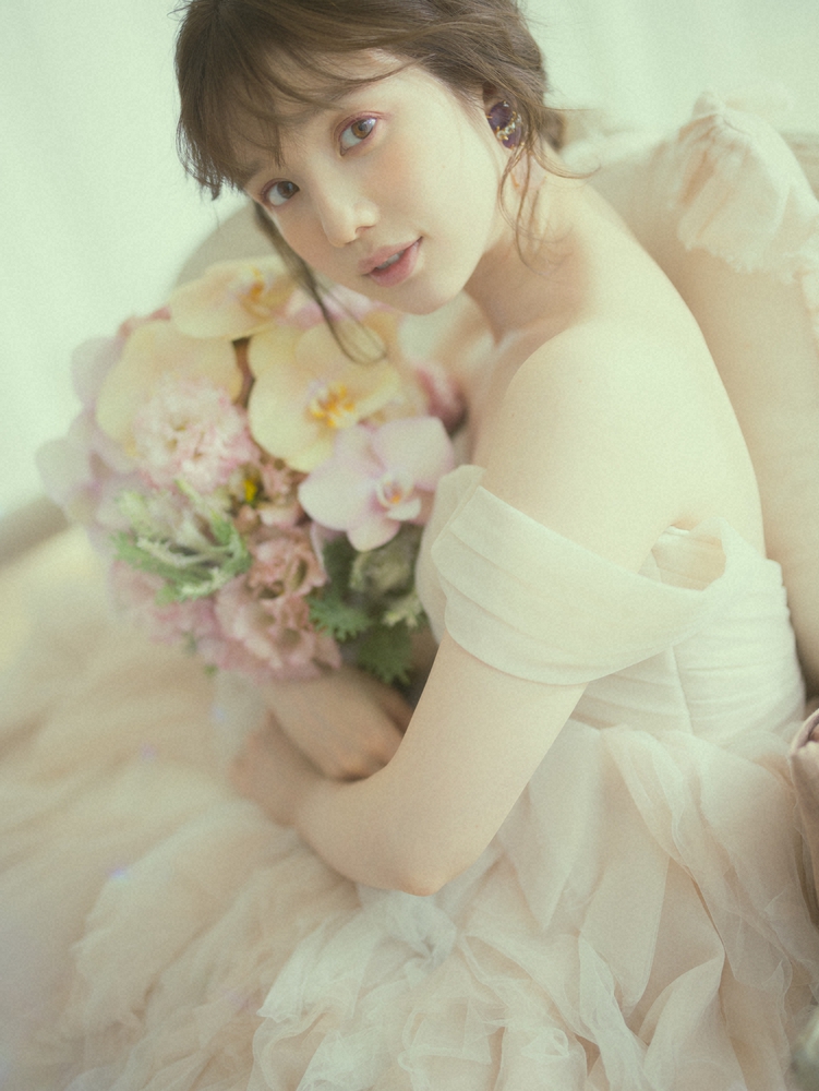 2月22日発売の「ゼクシィ」4月号でウエディングドレス姿を披露した弘中綾香アナ