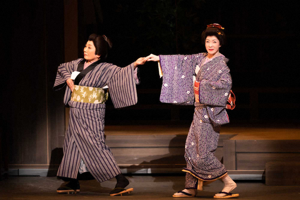 息ぴったりの演技を披露する泉ピン子（左）と坂本冬美