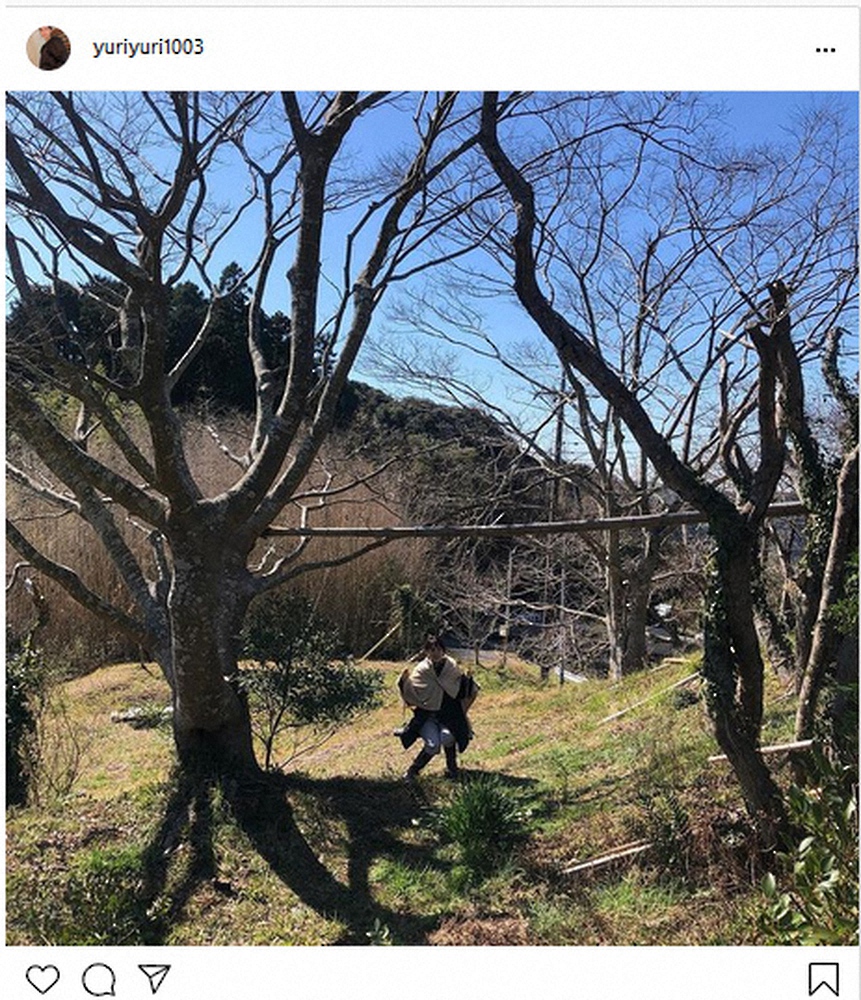 【画像・写真】石田ゆり子「見つけたら乗るよね」自然の中でブランコに揺られ…フォロワー「森の妖精さんみたい」