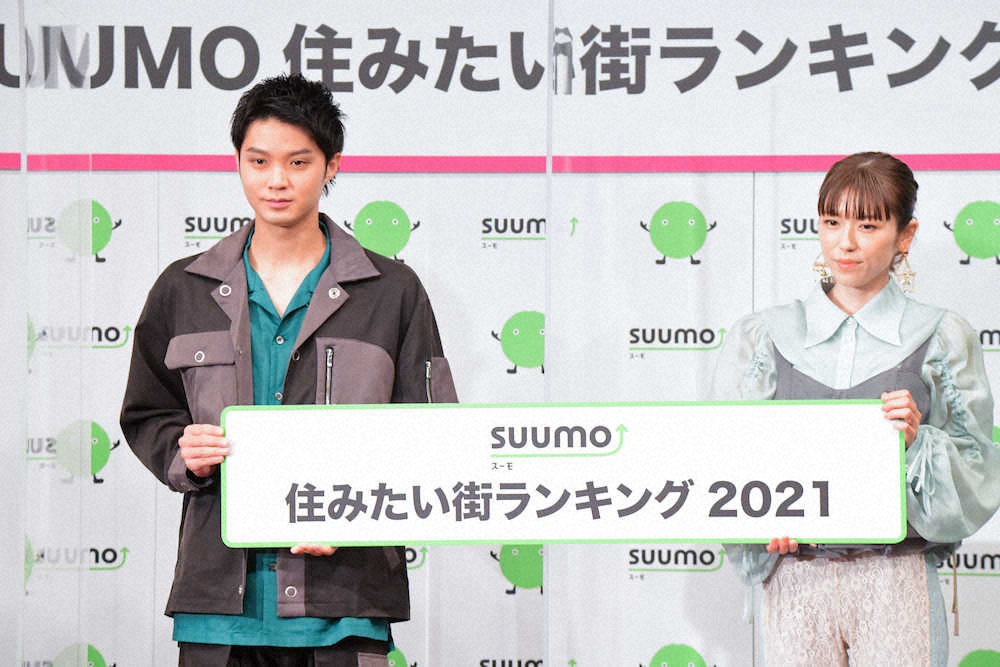 「SUUMO住みたい街ランキング2021　関東版」発表会に出席した磯村勇斗（左）と若槻千夏