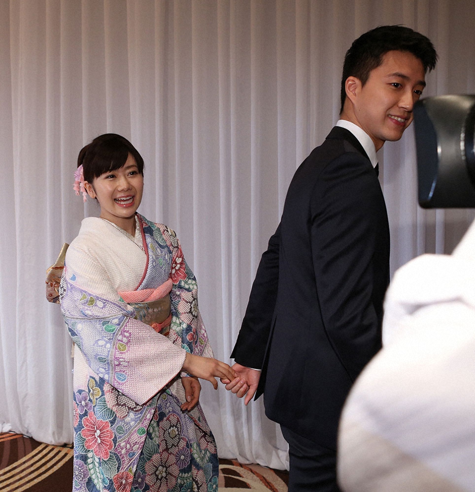 2016年9月、結婚会見で手をつないで引き揚げる福原愛さんと江宏傑選手