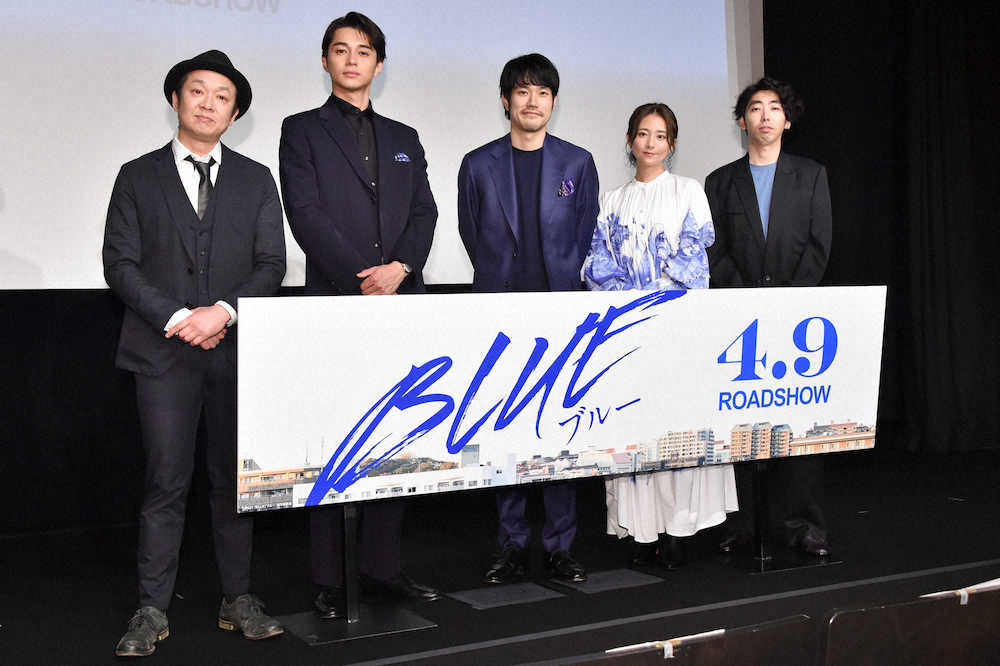 映画「BLUE/ブルー」完成報告会に出席した（左から）吉田恵輔監督、東出昌大、松山ケンイチ、木村文乃、柄本時生