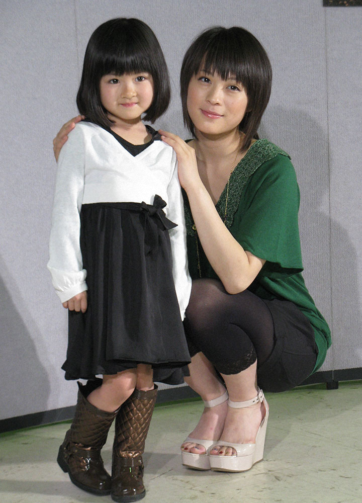 2010年2月、NHKドラマ「八日目の蝉」取材会での小林星蘭（当時5歳）と北乃きい