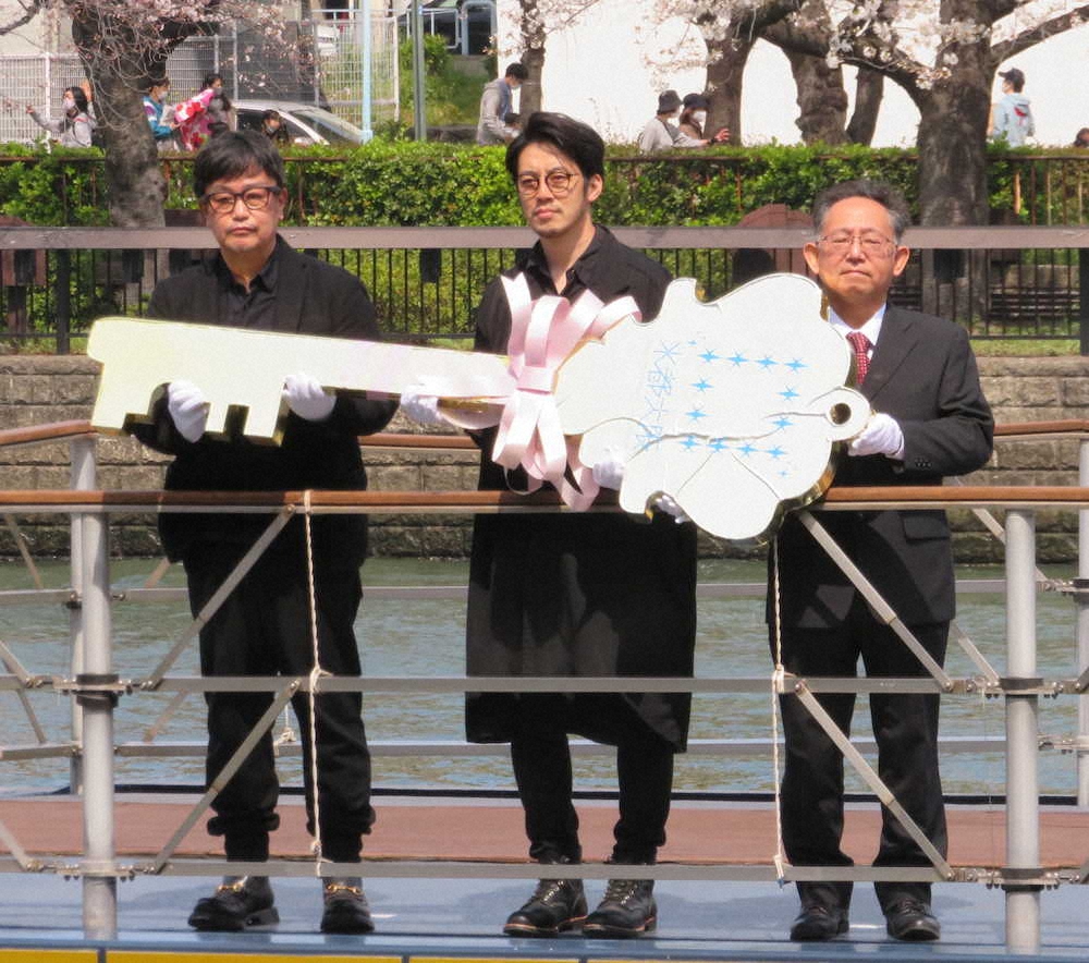 大阪市内であったスタンプラリー「古地図でめぐる　水の回廊　『御舟印』ラリー」の開会式に参加した西野亮廣（中央）
