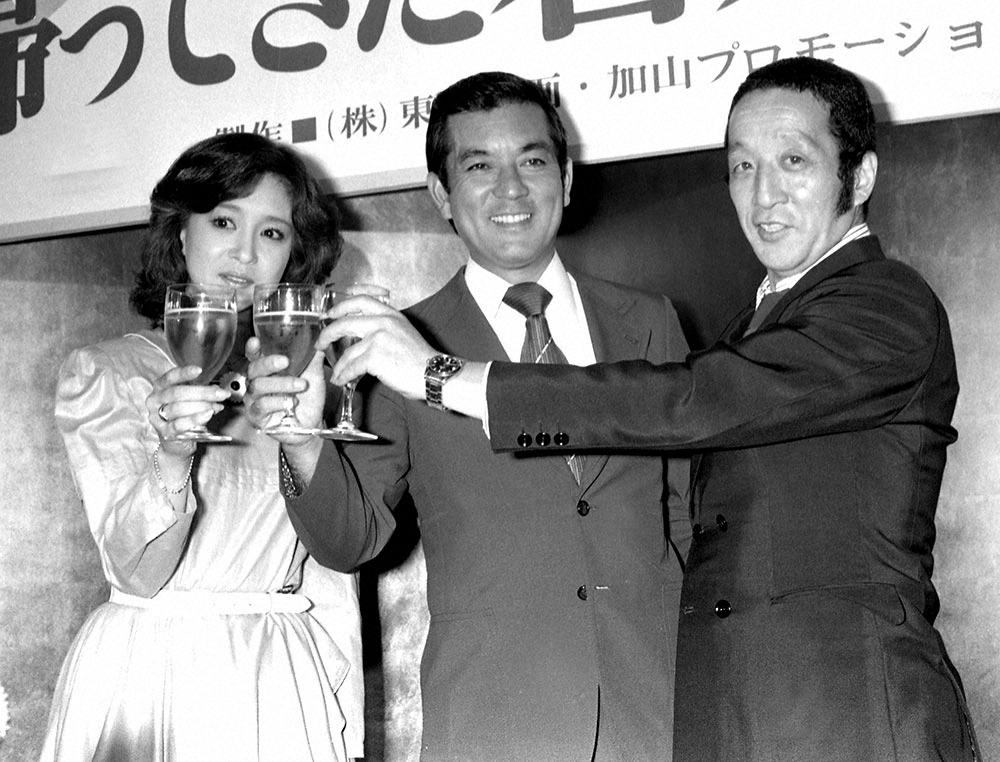 1981年、「帰ってきた若大将」発表に出席した（左から）坂口良子さん、加山雄三、田中邦衛さん
