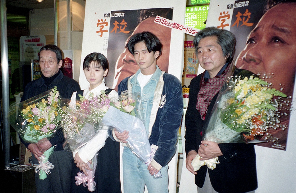 94年、映画「学校」　公開初日で舞台あいさつをする（左から）田中邦衛さん、裕木奈江、萩原聖人、山田洋次監督