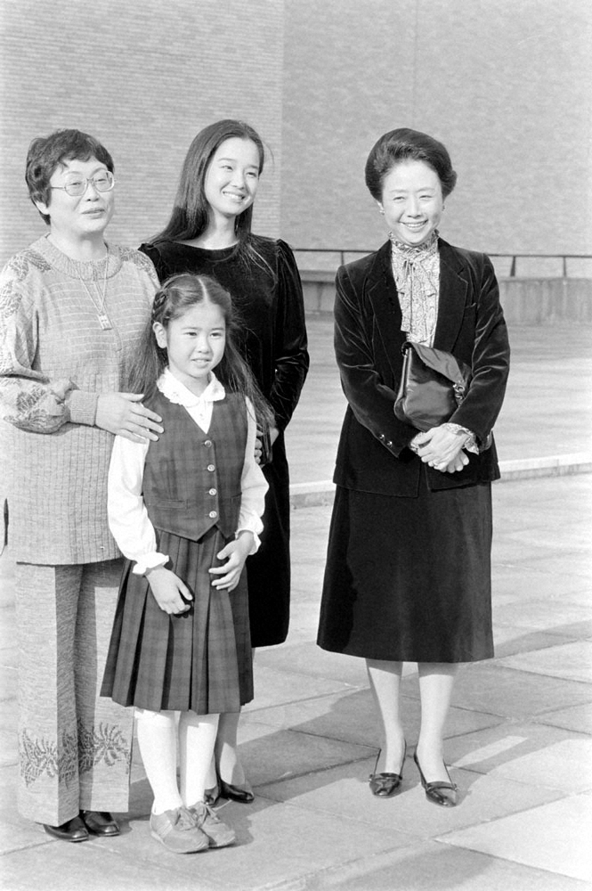 82年、NHK連続テレビ小説「おしん」で、おしんを演じる小林綾子（手前）、田中裕子（後列中央）、乙羽信子さん（同右）と笑顔を見せる橋田寿賀子さん（同左）