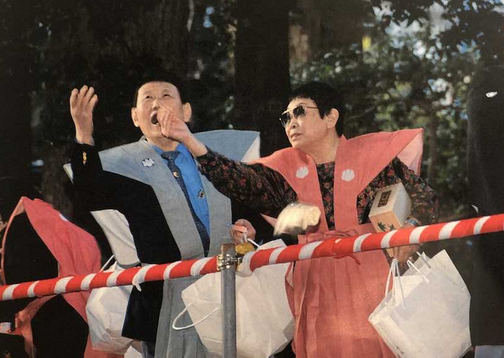 2007年に静岡県熱海市の来宮神社で行われた節分祭に参加し、豆を撒く橋田壽賀子さん