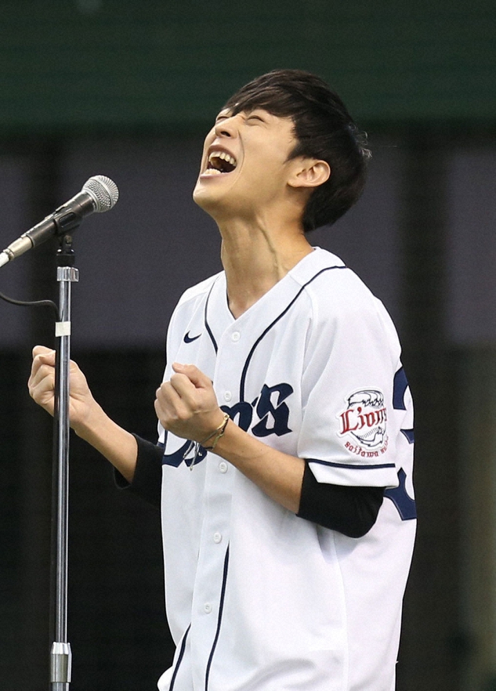 プロ野球・西武―オリックス戦で国歌斉唱を行った大石昌良（2015年撮影）