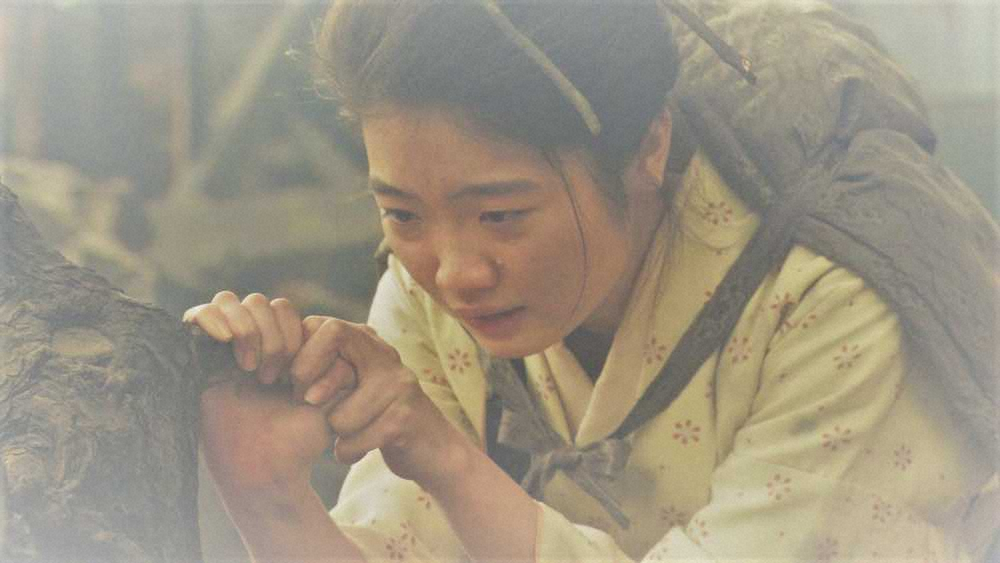 NHK連続テレビ小説「おちょやん」で、悲嘆にくれる富川みつえを演じた東野絢香（C）NHK