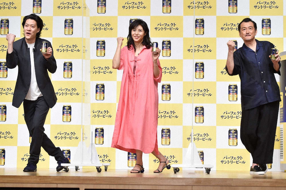 「パーフェクトサントリービール」説明会＆新CM発表会に出席した（左から）粗品、松嶋菜々子、吉田鋼太郎