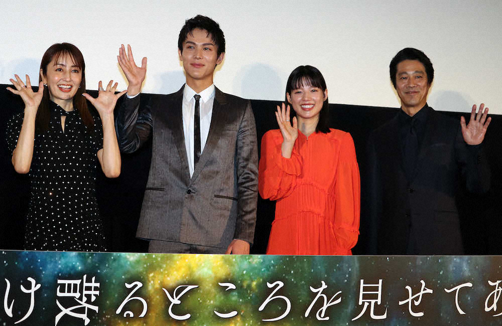 映画「砕け散るところを見せてあげる」の公開記念舞台あいさつに登壇した（左から）矢田亜希子、中川大志、石井杏奈、堤真一