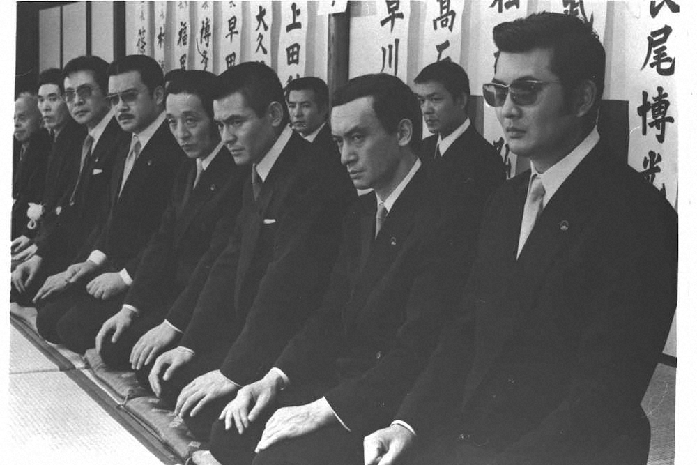 田中邦衛さん（前列右から4人目）が出演した「仁義なき戦い　代理戦争」（C）東映