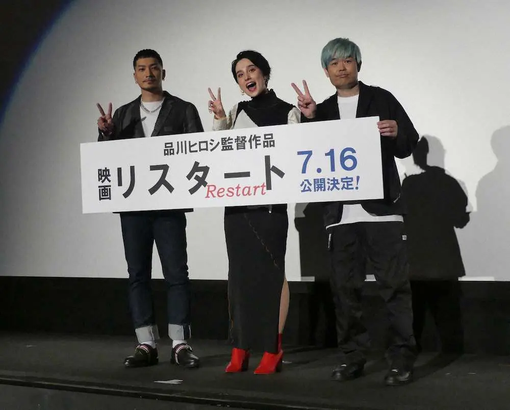 映画「リスタート」の沖縄国際映画祭上映イベントに出席した（左から）「DOBERMAN　INFINITY」のSWAY、「HONEBONE」のEMILY、品川ヒロシ