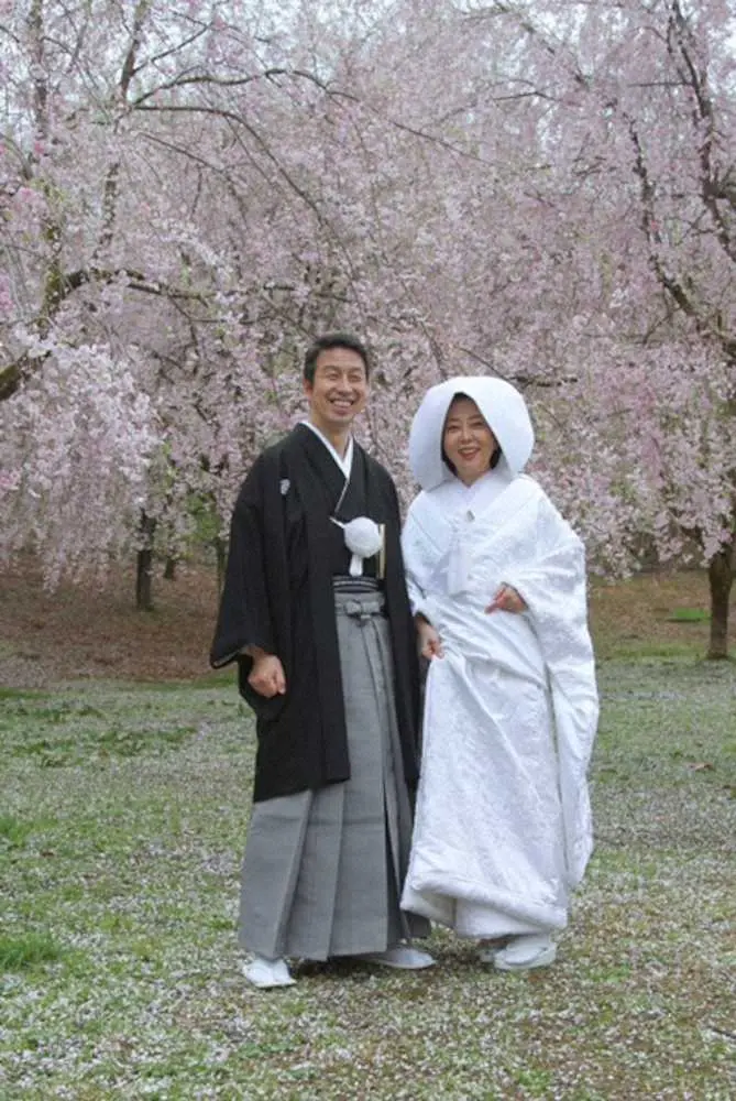 結婚式を挙げた室井佑月と米山隆一氏
