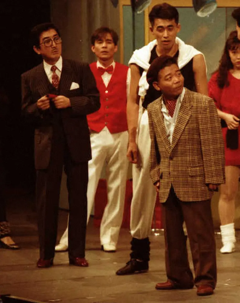 吉本新喜劇でともに舞台にたっていた池乃めだか（右手前）とチャーリー浜さん（左）