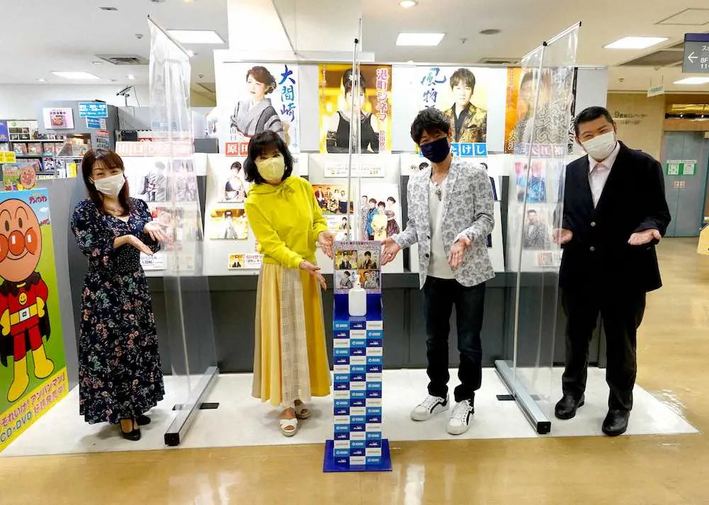東京・池袋のCDショップを訪れた（左から）山口ひろみ、原田悠里、北山たけし、大江裕
