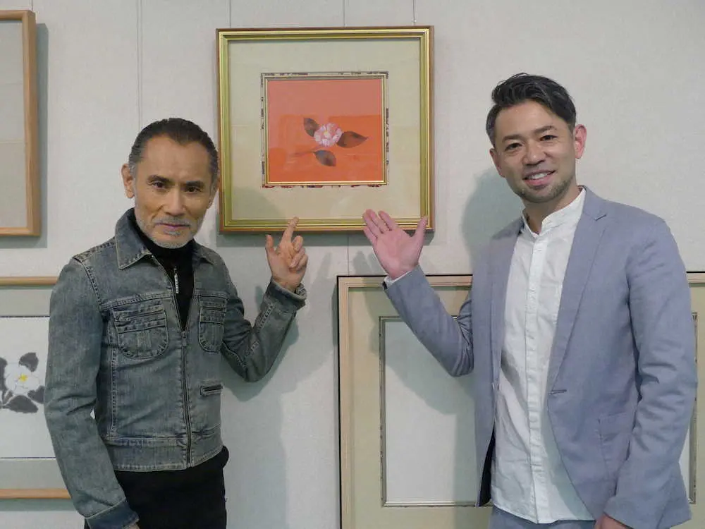 自身の個展で展示される椿の絵の中からジャケットに使うものを河口恭吾（右）と一緒に選んだ片岡鶴太郎