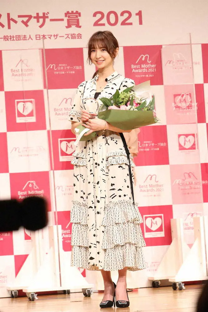 ベストマザー賞を受賞した篠田麻里子
