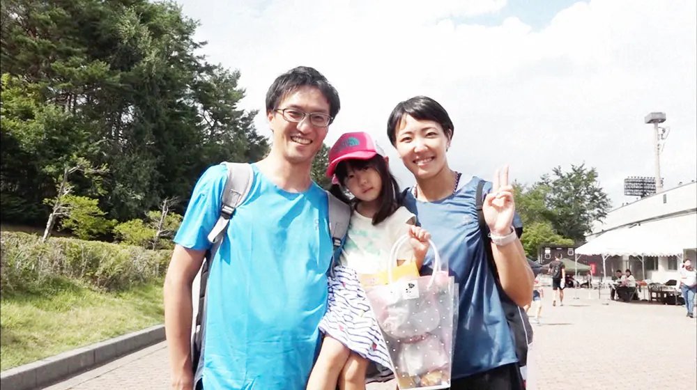 寺田明日香は夫の峻一さん、長女の果緒ちゃんの声援を力に「ママさんアスリート」として日本人初の陸上短距離種目での五輪出場を目指す（C）TBS