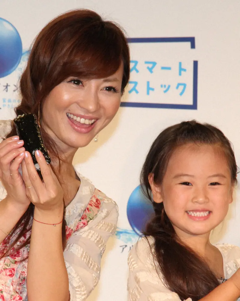 2011年、イベントに出演した新山千春と娘のもあ