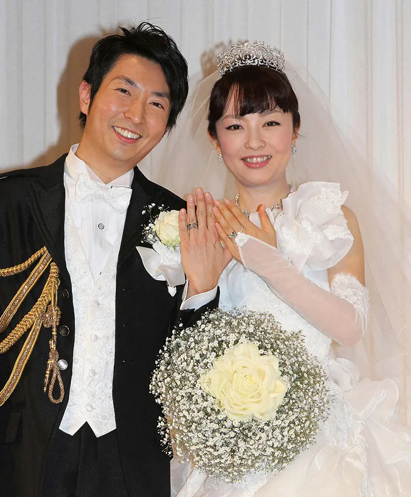 2013年1月、結婚会見で指輪を披露する有村昆・丸岡いずみ夫妻