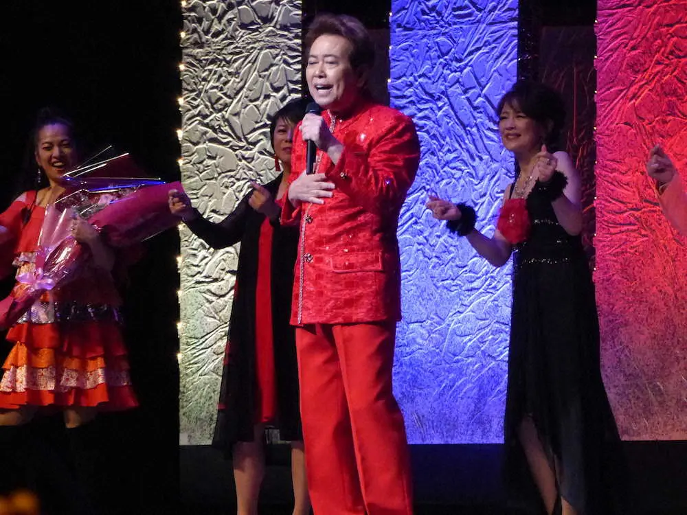 平浩二　赤い衣装で42日ぶりに熱唱、先月公演中にくも膜下出血で倒れ療養