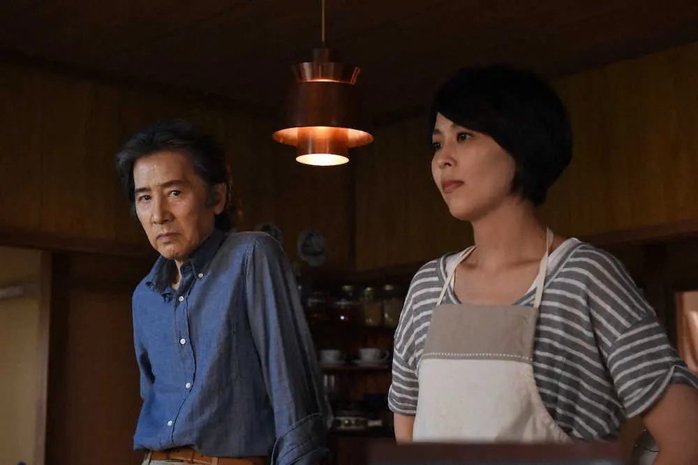 【画像・写真】2014年のTBSドラマ「おやじの背中」第1話に出演した田村正和さん（左）と松たか子（C）TBS