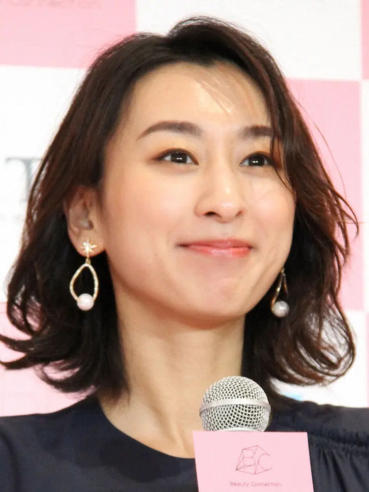 浅田舞　ロングドレスで優雅にポージング披露　絶賛の声「神々しい」「ギリシャ神話の女神」「もはや芸術」