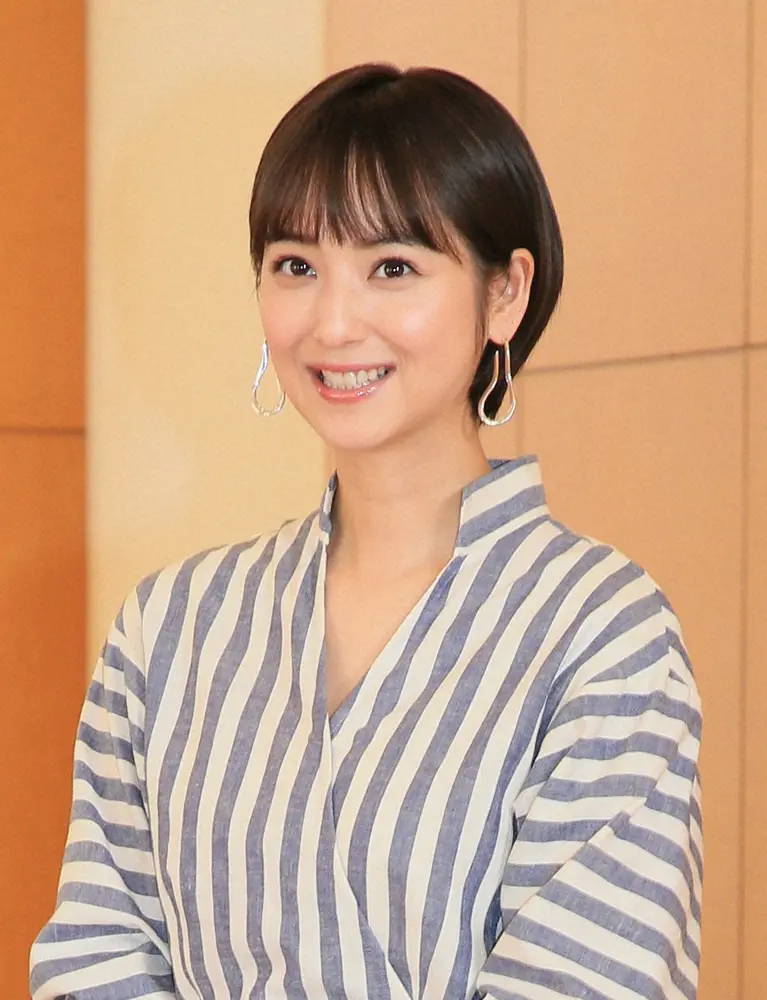 佐々木希　美しい夜の東京をバックに…はじける笑顔に「美人は夜景に映える」