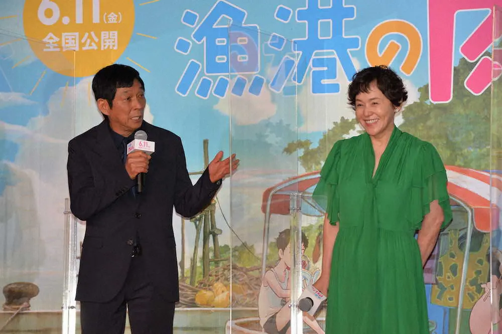 映画「漁港の肉子ちゃん」完成報告会に出席した明石家さんま（左）。右は大竹しのぶ