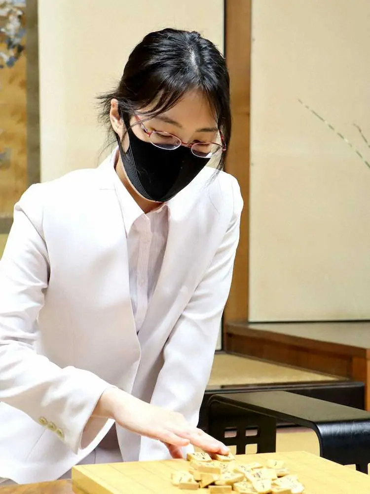 里見香奈女流王位　将棋女流タイトルの通算獲得期数新記録44なるか　女流王位戦第3局が開幕