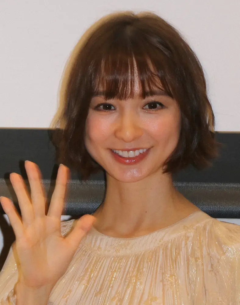 篠田麻里子　“透け感大人コーデ”披露に反響　「マリコ様綺麗です」「お洒落ですね」の声