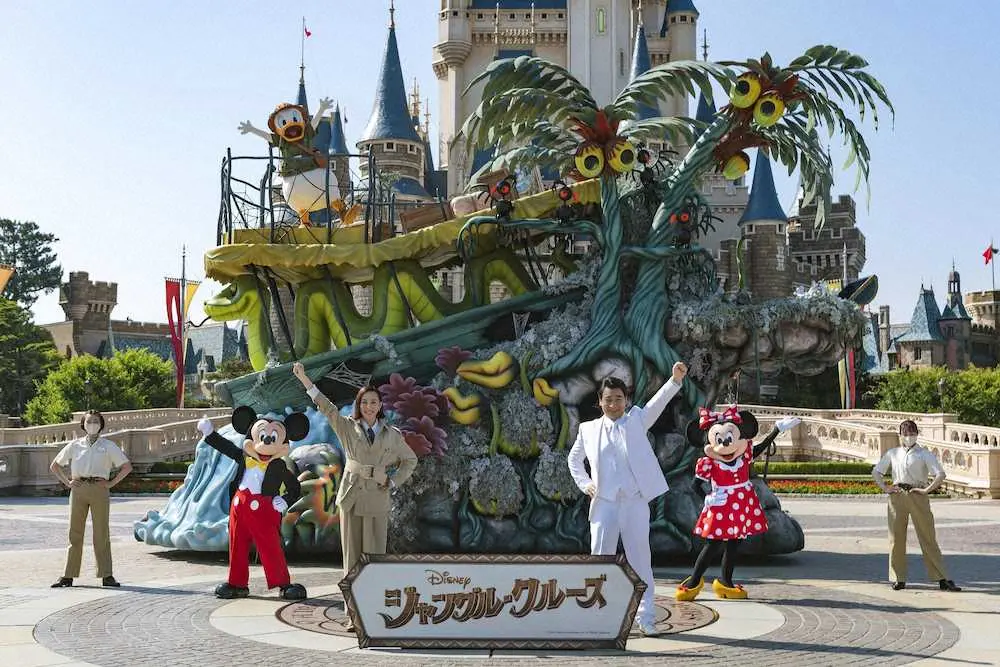 東京ディズニーランドのシンデレラ城をバックに声優発表セレモニーを行った木村佳乃とジャングルポケットの斉藤慎二（C）Disney