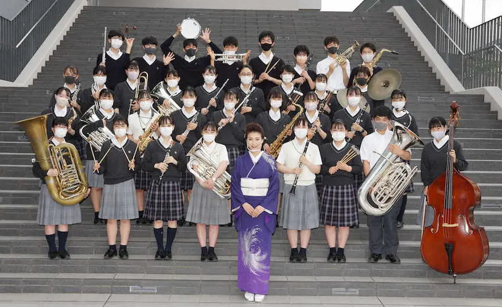 自身のYouTubeの企画で埼玉栄高の吹奏楽部とコラボした市川由紀乃