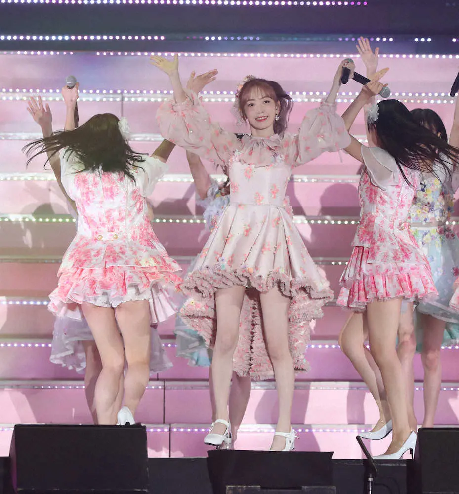 HKT宮脇咲良“さくら尽くし”の卒コン　ピンクのポニーテール姿で「盛り上がっていくぞー！」