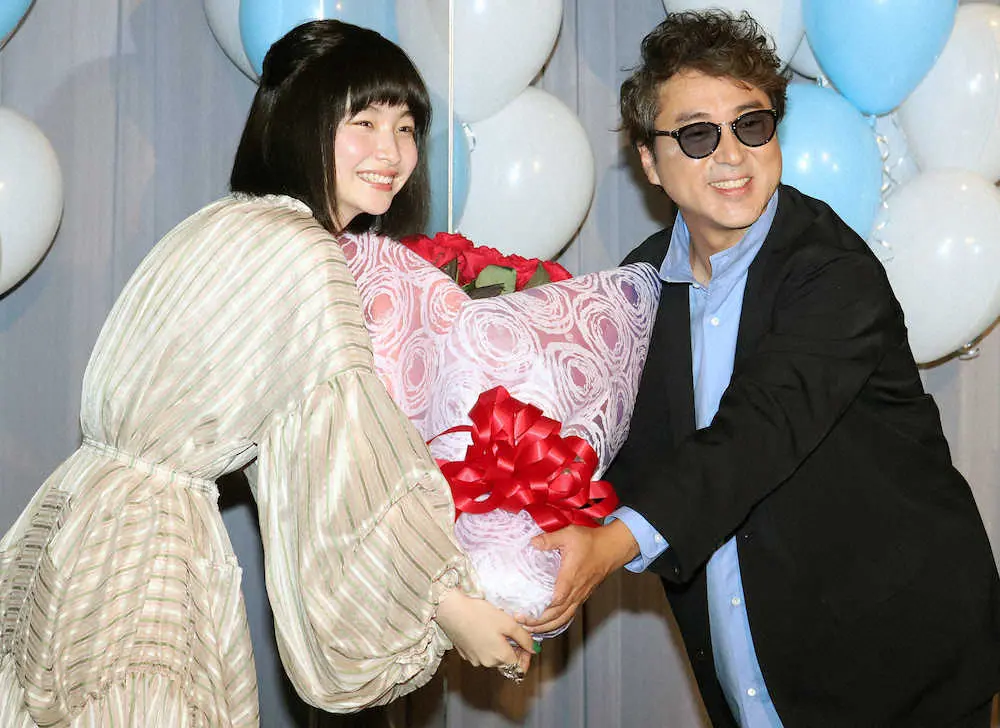 中田乃愛から父の日のプレゼントしてバラの花束を贈られ笑顔のムロツヨシ