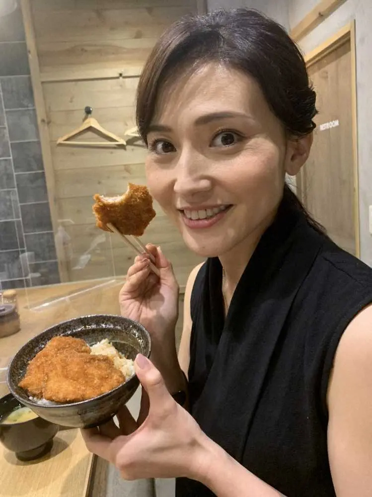 金子恵美氏　これぞ新潟県民の味、ペロッと完食　各地で愛される2段盛り“たれカツ”