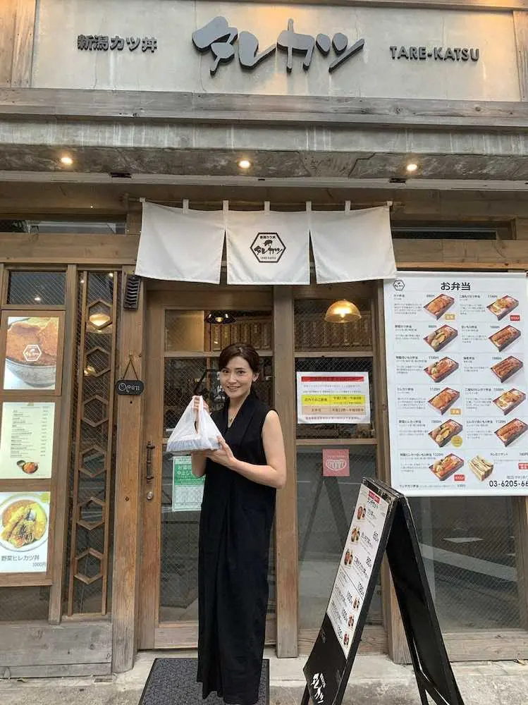 「新潟カツ丼　タレカツ」高田馬場店の前で笑顔の金子恵美氏