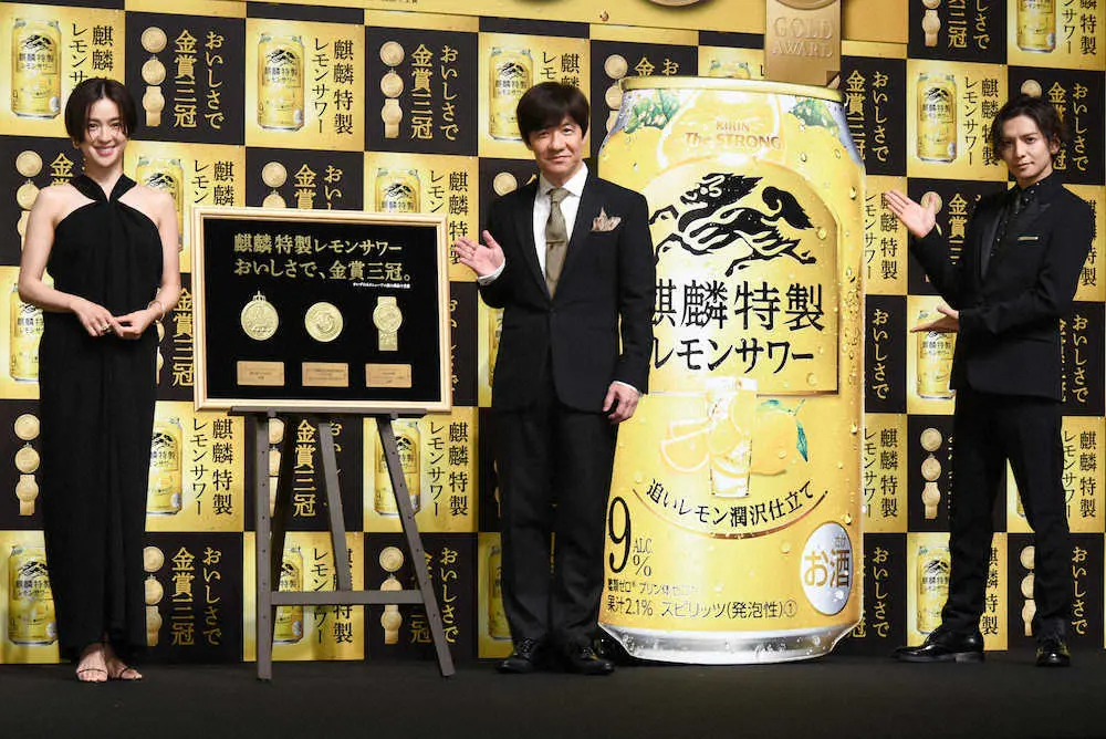 「麒麟特製レモンサワー」PRイベントに出席した（左）中村アン、内村光良、生田斗真