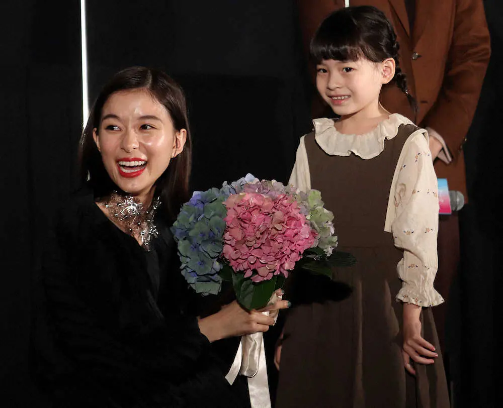 映画「Arc　アーク」の初日舞台あいさつで娘役の鈴木咲（右）からサプライズで花束を贈られる芳根京子