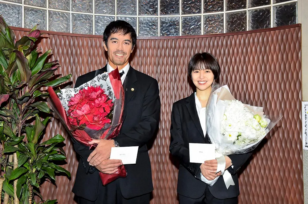 日曜劇場「ドラゴン桜」のオールアップを迎え、花束を受け取る阿部寛と長澤まさみ（C）TBS