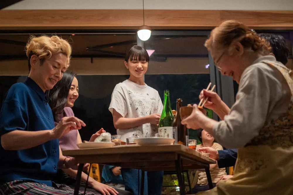 連続テレビ小説「おかえりモネ」第33話。食卓を囲むサヤカ（夏木マリ・左端）たち（C）NHK
