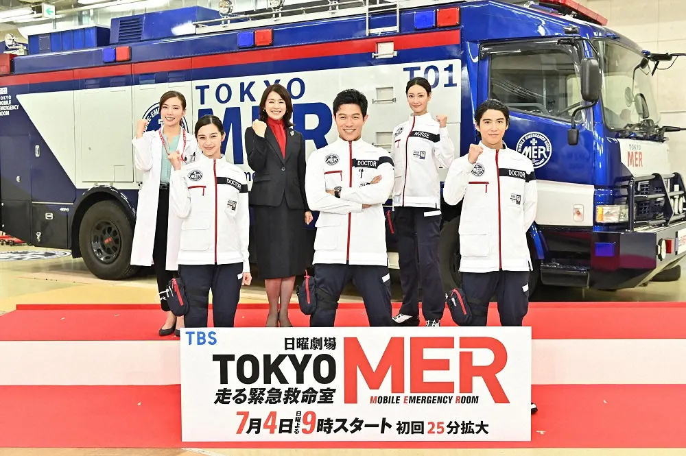 日曜劇場「TOKYO　MER（エムイーアール）～走る緊急救命室～」オンライン制作発表に出席した（前列左から）中条あやみ、鈴木亮平、賀来賢人（後列左から）仲里依紗、石田ゆり子、菜々緒（C）TBS